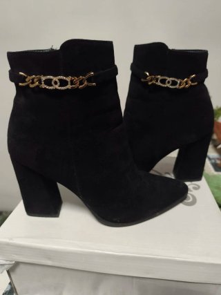 Botines Negros con Detalle Dorado