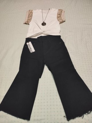 Conjunto camiseta, pantalones y colgante