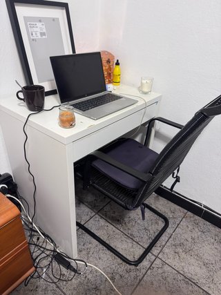 Mesa de escritorio blanca