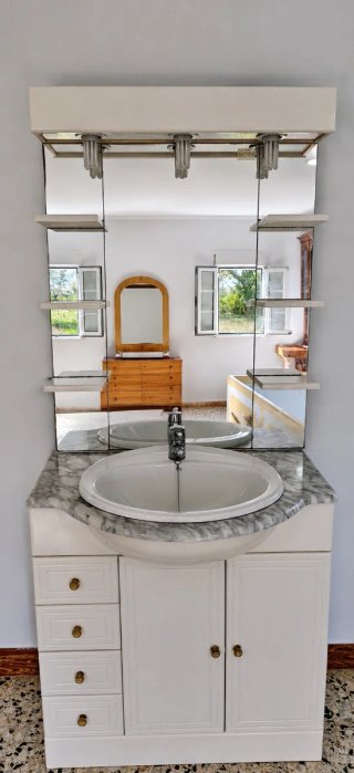 Mueble de baño con lavabo y espejo