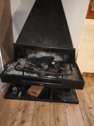 Chimenea metálica negra de hierro fundido