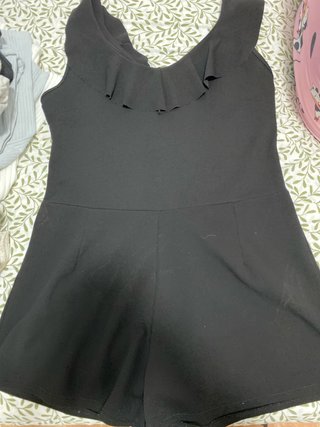 Mono corto negro con volante