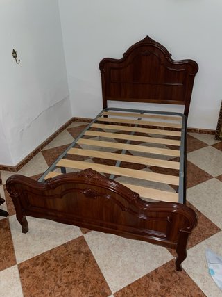 Cama de madera clásica