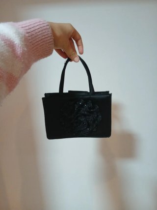 Bolso Negro con Detalle de Rosa
