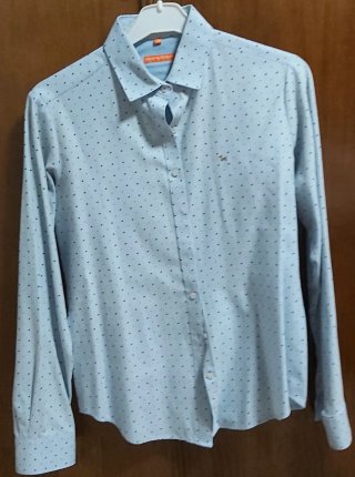 Camisa de mujer azul estampada
