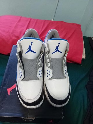 Zapatillas Jordan 3 ( cordones los tenemos)