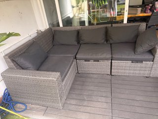 Sofá de exterior de ratán gris