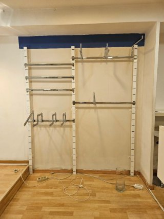 Mobiliario de tienda con estantes metálicos