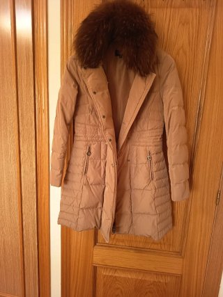 Abrigo de Plumas Beige con Cuello de Pelo mapache