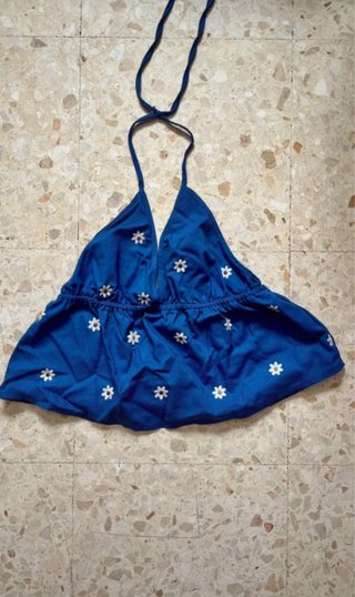 Top azul con estampado de flores