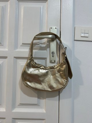 Bolso de hombro dorado