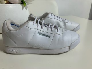 Zapatillas Reebok Clásicas Blancas, aún en uso