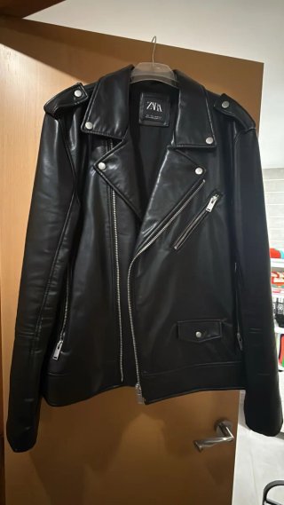 Chupa de cuero negra Zara