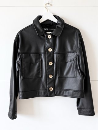 Chaqueta efecto piel negra Zara