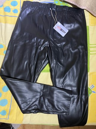 Pantalón efecto cuero negro