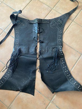 Chaparreras de Cuero Negras