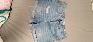 Pantalón corto vaquero Lee Cooper con roto delante