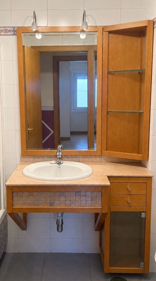 Mueble de baño con espejo y lavabo