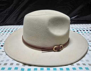 Sombrero fedora beige con cinta marrón