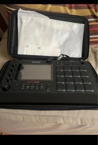 Akai MPC Live II com Mala UDG
