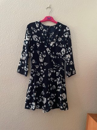 Mono corto Bershka azul marino flores