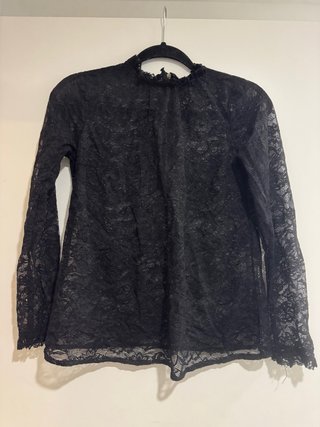 Blusa de encaje negro cuello alto