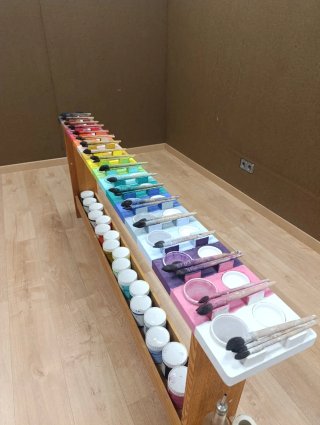 Banco organizador de pintura y pinceles