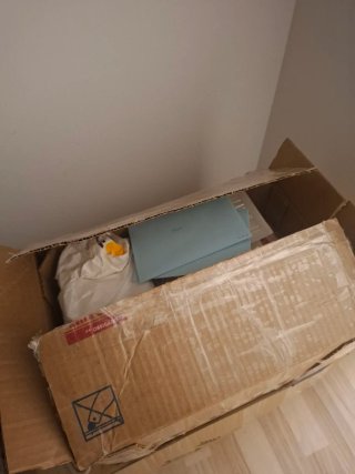 Caja con artículos varios