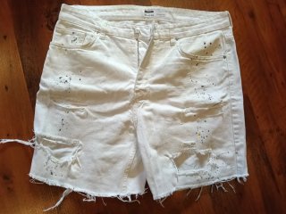 Vaqueros cortos rotos Bershka blancos