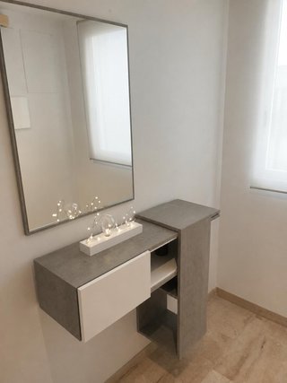 Mueble de entrada con espejo.