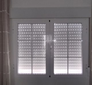 Ventana de PVC Blanca con Persiana
