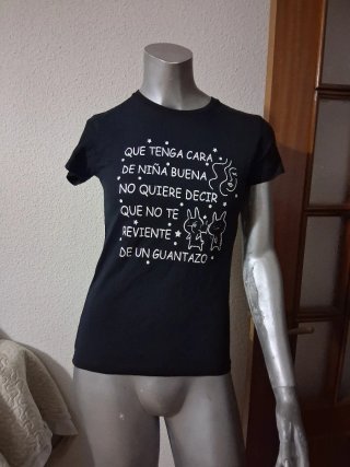 Camiseta negra con frase sarcástica