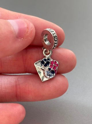 Charm Pandora sobre con flores
