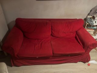 sofá ektorp de 2 plazas y fundas rojas de ikea