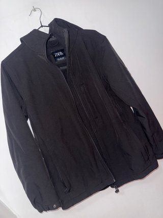 Chaq. Negra Zara TS hipermeable, solo 2 casinueva