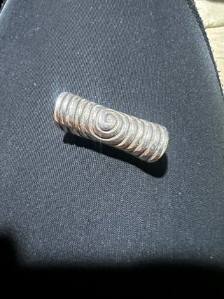 Cuenta de Zamak con diseño de espiral