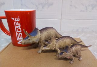 Lote de 3 Figuras de Dinosaurio Triceratops
