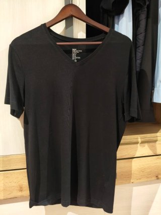 Camiseta Negra H&M Cuello Pico Talla M
