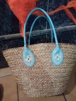 Bolso de esparto con asas azules