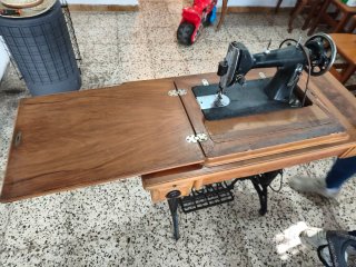 Máquina de coser antigua con mueble SIGMA
