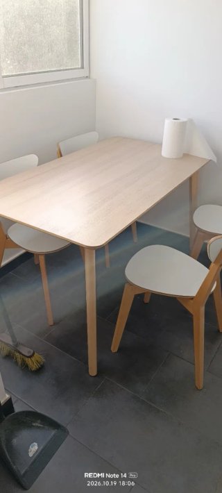 Mesa de comedor con 4 sillas