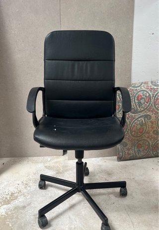 Silla de oficina negra con ruedas