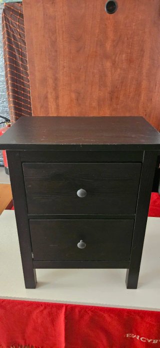 Mesita de noche negra de madera