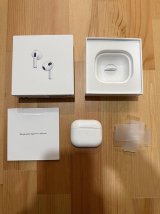 Apple AirPods 3 con estuche de carga MagSafe.