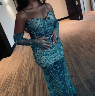 Vestido de fiesta turquesa con pedrería