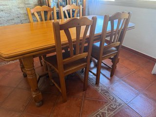 Mesa de comedor con 4 sillas de madera