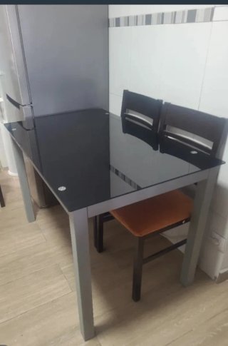 Mesa de Cristal con Estructura Metálica