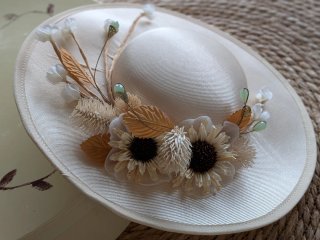Semi pamela beige con detalles florales