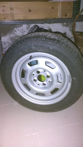 Llanta de acero 14 con neumático 185/60 R14
