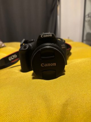 Canon EOS 2000D + objetivo 18-55 + bolsa, batería